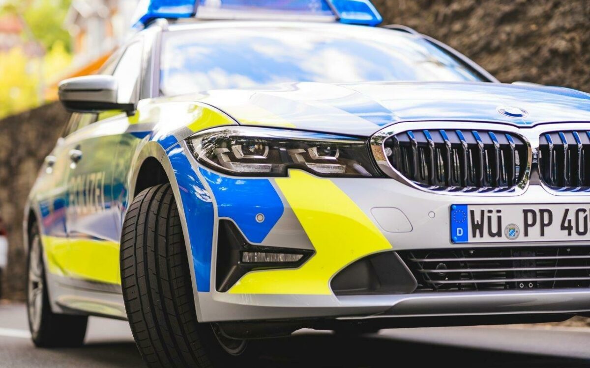 Polizei im Einsatz Polizeiauto Blaulicht Straßenrand Totale Links Polizei im Einsatz Polizeiauto Blaulicht Straßenrand Totale Links